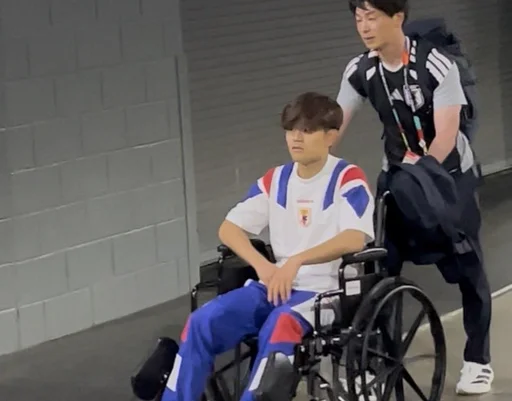 久保建英谈受伤:不清楚发生了什么,感觉各个部位都被撞了