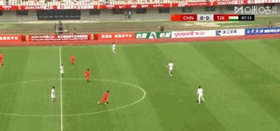 差点超巨失误！塔吉克斯坦门将开大脚击中鲍盛鑫，皮球反弹出底线