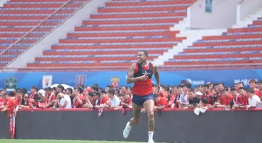 一线队开放日 球员球迷零距离互动