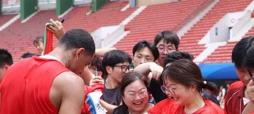 一线队开放日 球员球迷零距离互动