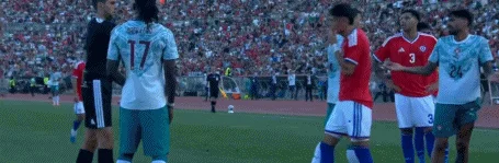 半场:葡萄牙0-0智利,C罗越位进球,莱奥、伊万-罗曼直红