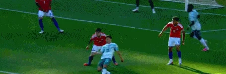 半场:葡萄牙0-0智利,C罗越位进球,莱奥、伊万-罗曼直红